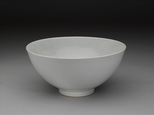 甜白釉劃花四季花卉紋碗