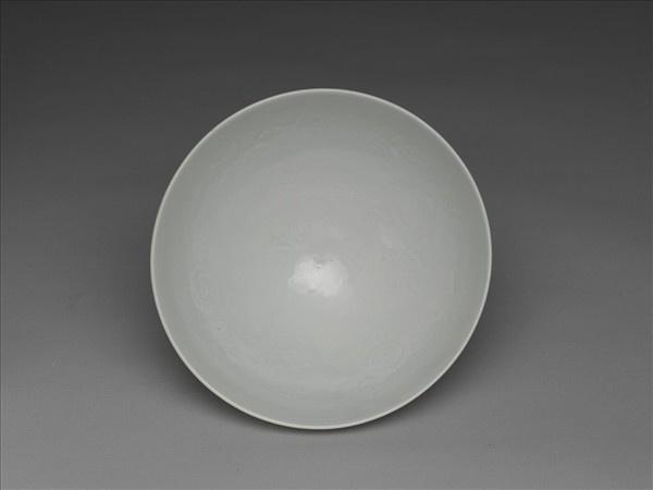 甜白釉劃花四季花卉紋碗