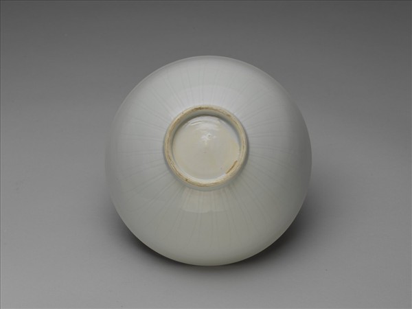 甜白釉劃花四季花卉紋碗