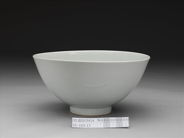 甜白釉劃花四季花卉紋碗