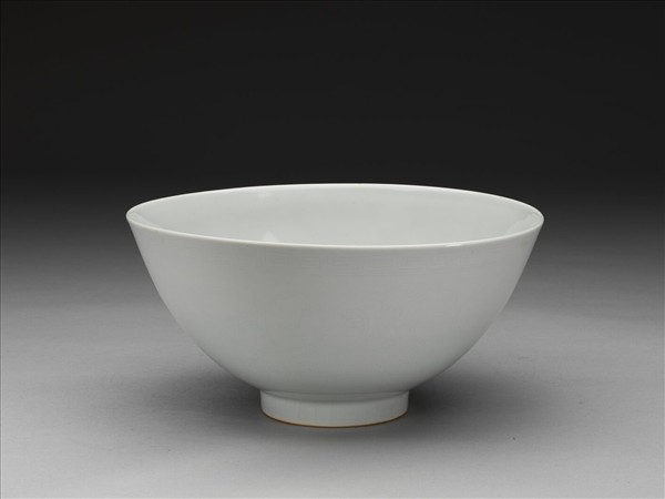 甜白釉劃花四季花卉紋碗