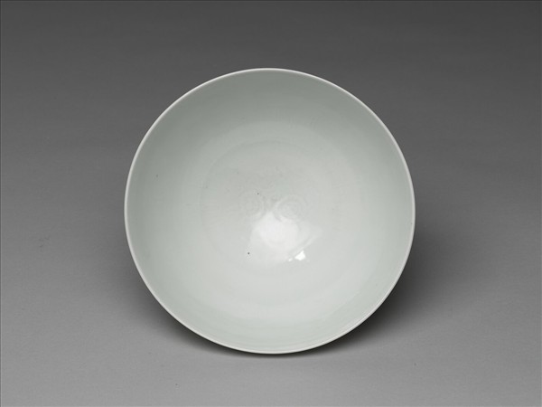 甜白釉劃花四季花卉紋碗