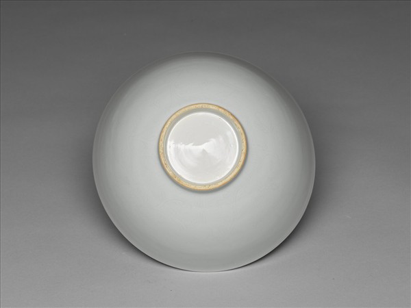 甜白釉劃花四季花卉紋碗