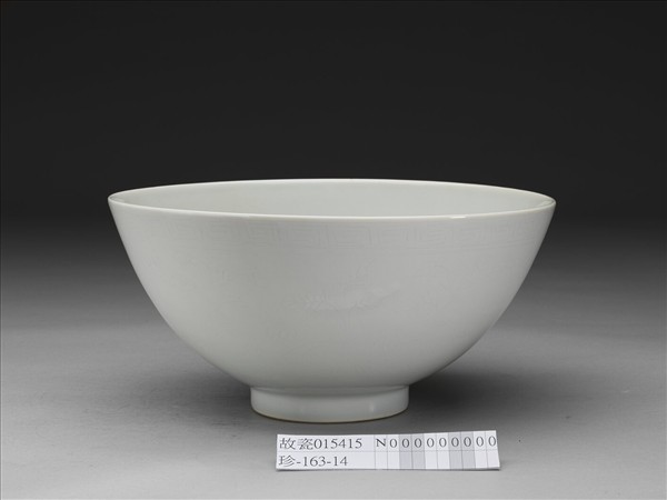 甜白釉劃花四季花卉紋碗