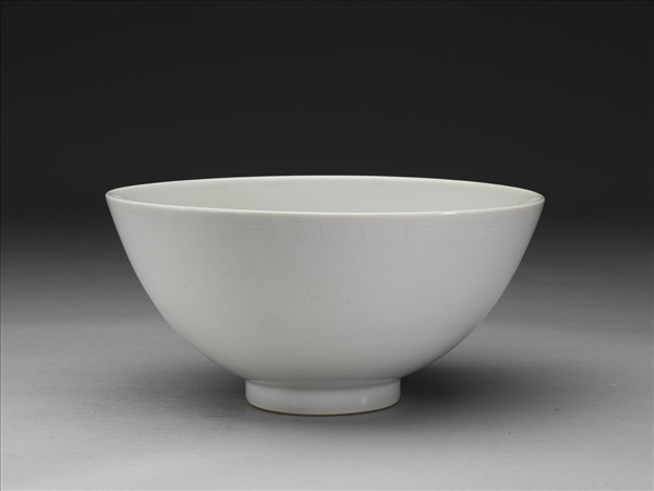 甜白釉劃花四季花卉紋碗