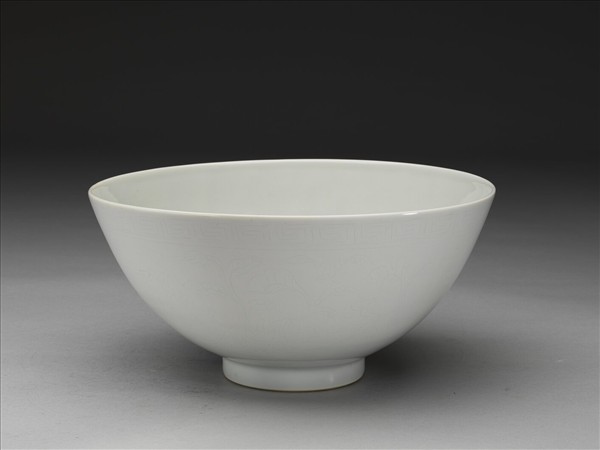 甜白釉劃花四季花卉紋碗