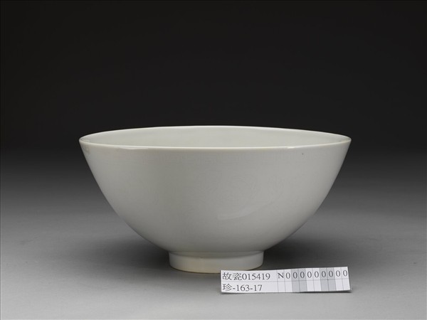 甜白釉劃花四季花卉紋碗