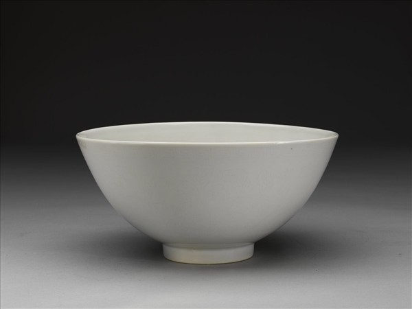 甜白釉劃花四季花卉紋碗