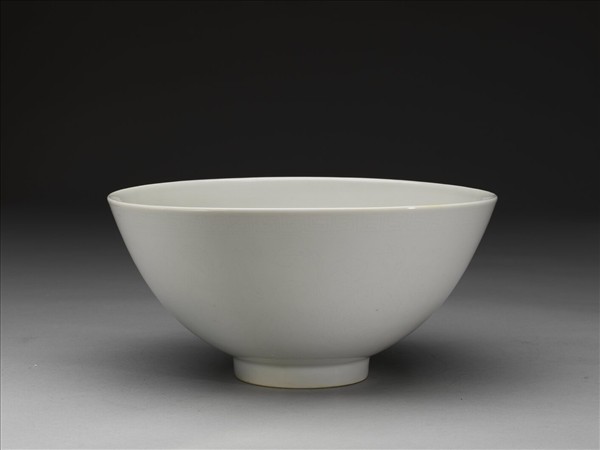 甜白釉劃花四季花卉紋碗