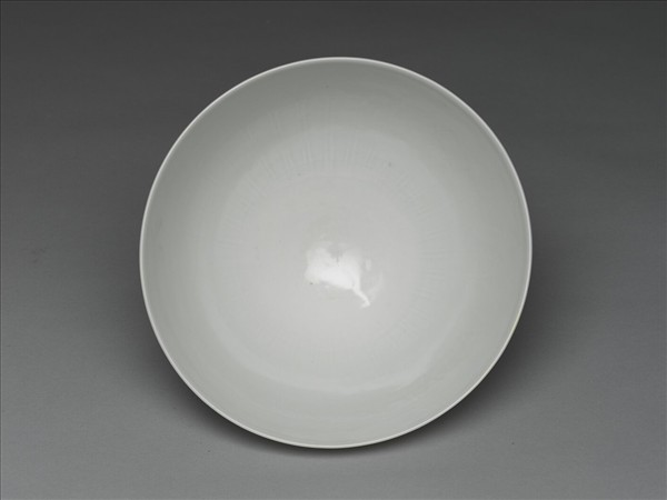 甜白釉劃花四季花卉紋碗