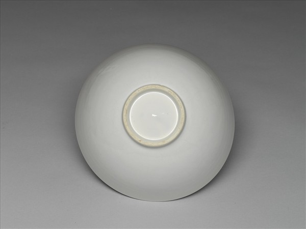 甜白釉劃花四季花卉紋碗