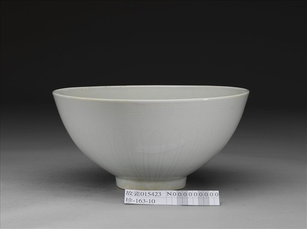 甜白釉劃花四季花卉紋碗