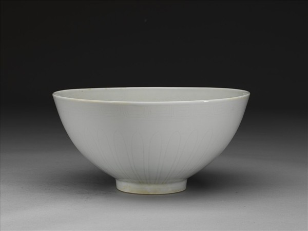 甜白釉劃花四季花卉紋碗