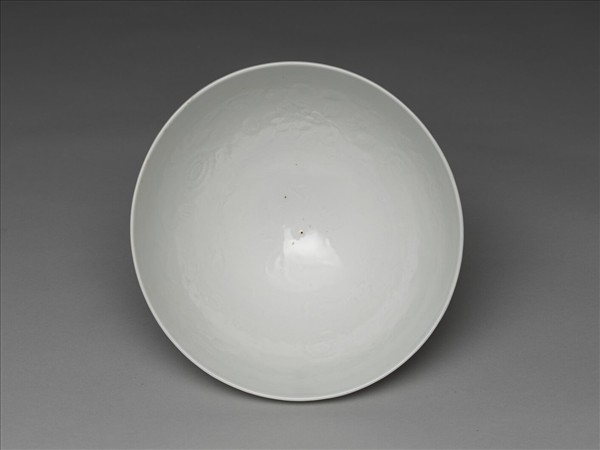 甜白釉劃花四季花卉紋碗