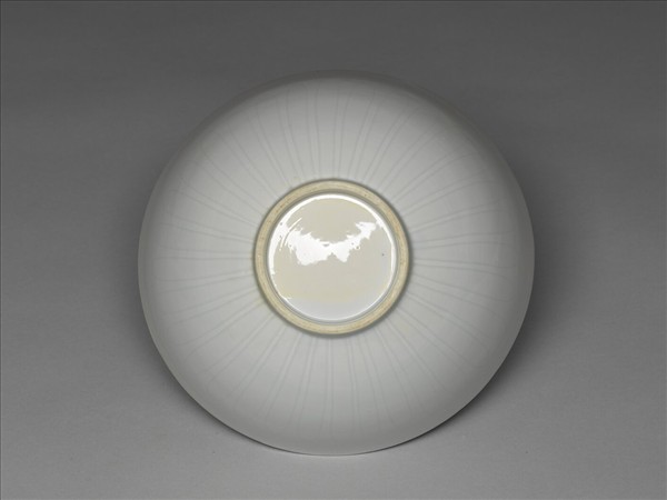 甜白釉劃花四季花卉紋碗