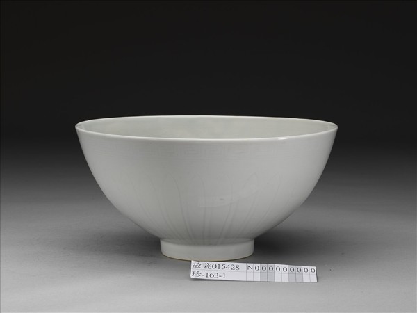 甜白釉劃花四季花卉紋碗