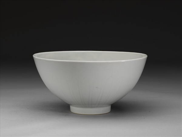 甜白釉劃花四季花卉紋碗