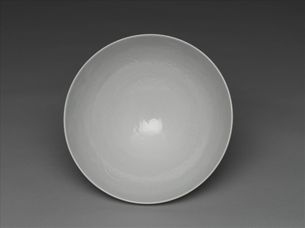 甜白釉劃花四季花卉紋碗