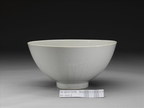 甜白釉劃花四季花卉紋碗