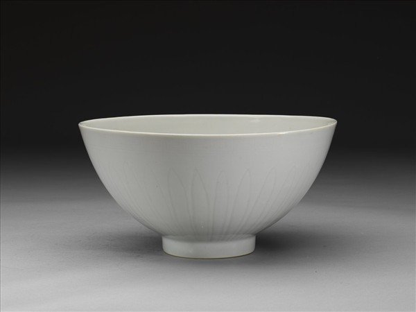 甜白釉劃花四季花卉紋碗