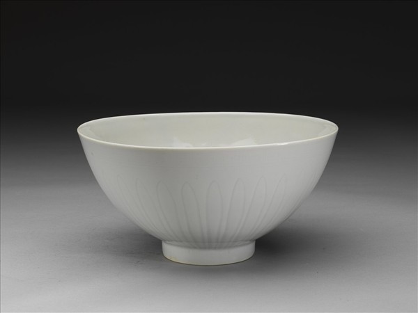 甜白釉劃花四季花卉紋碗