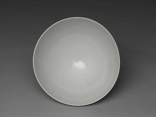 甜白釉劃花四季花卉紋碗