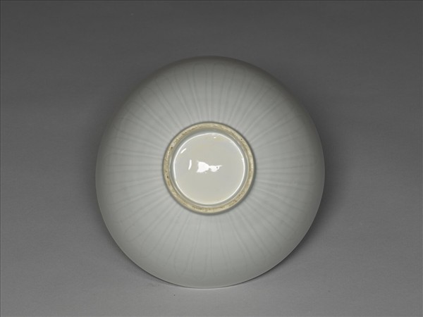 甜白釉劃花四季花卉紋碗