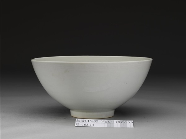 甜白釉劃花四季花卉紋碗