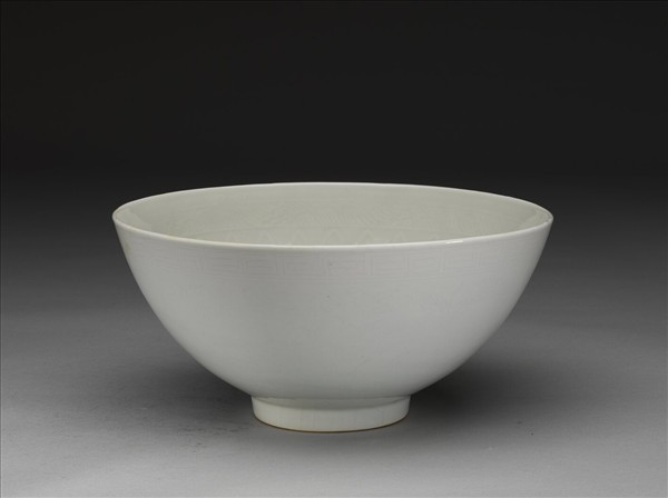 甜白釉劃花四季花卉紋碗