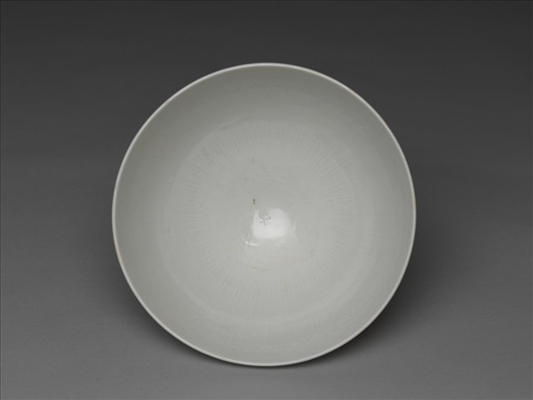 甜白釉劃花四季花卉紋碗