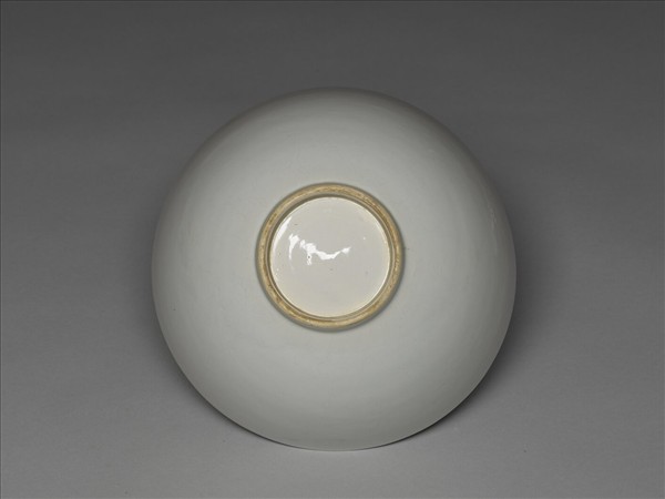 甜白釉劃花四季花卉紋碗