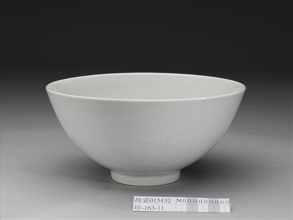 甜白釉劃花四季花卉紋碗