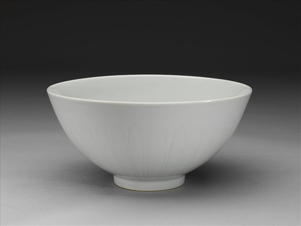 甜白釉劃花四季花卉紋碗