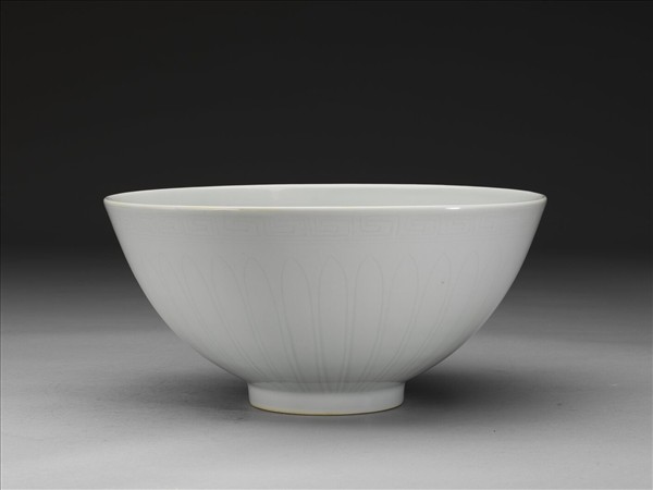 甜白釉劃花四季花卉紋碗