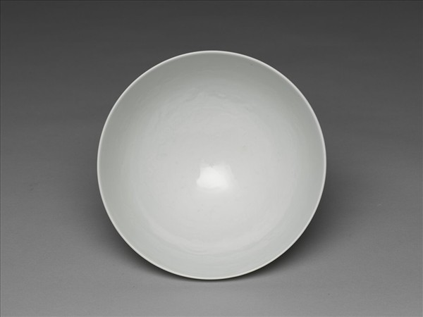 甜白釉劃花四季花卉紋碗