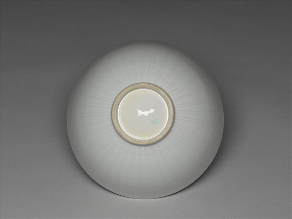 甜白釉劃花四季花卉紋碗