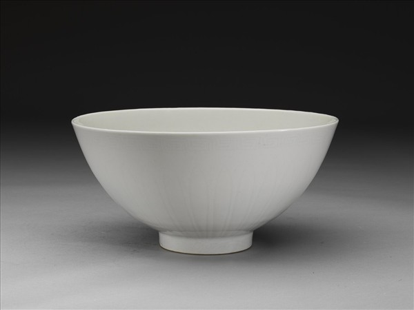 甜白釉劃花四季花卉紋碗