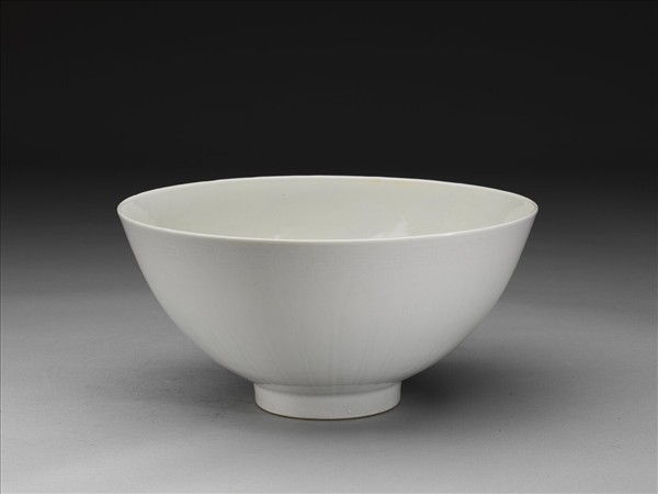 甜白釉劃花四季花卉紋碗