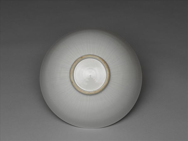 甜白釉劃花四季花卉紋碗