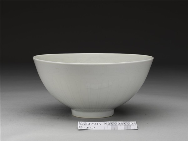 甜白釉劃花四季花卉紋碗