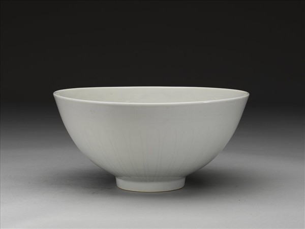 甜白釉劃花四季花卉紋碗