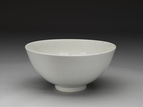 甜白釉劃花四季花卉紋碗