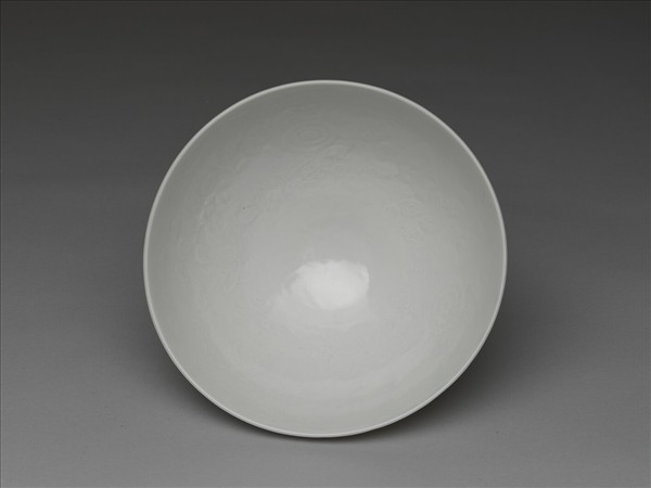 甜白釉劃花四季花卉紋碗