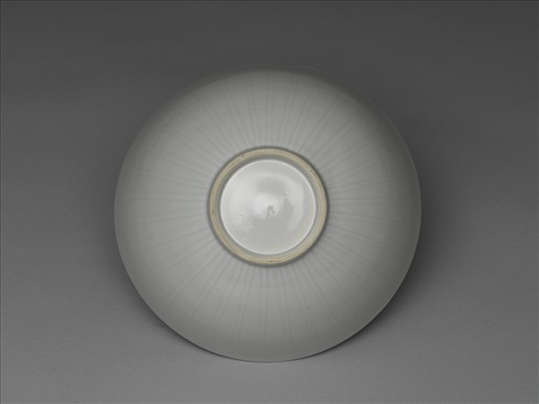 甜白釉劃花四季花卉紋碗