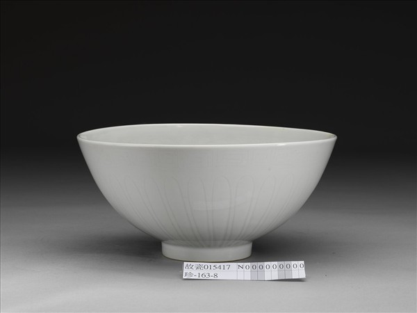 甜白釉劃花四季花卉紋碗