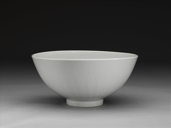 甜白釉劃花四季花卉紋碗