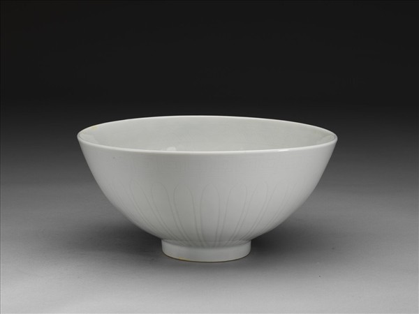 甜白釉劃花四季花卉紋碗