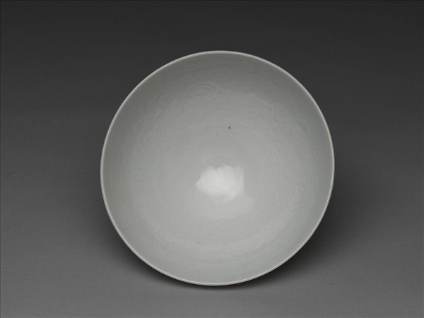 甜白釉劃花四季花卉紋碗