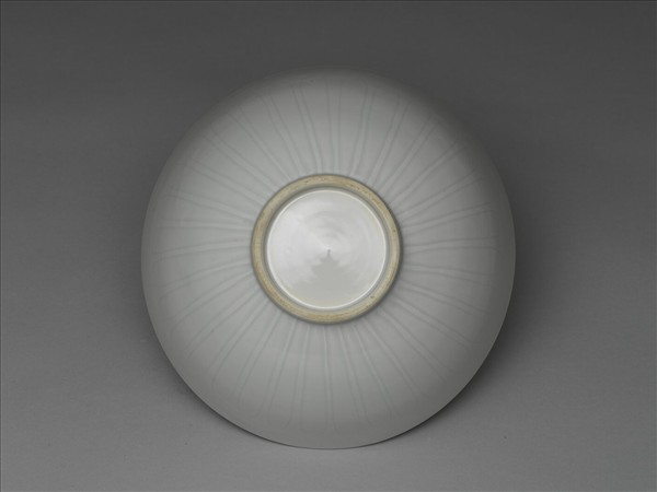 甜白釉劃花四季花卉紋碗