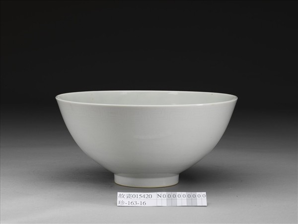 甜白釉劃花四季花卉紋碗